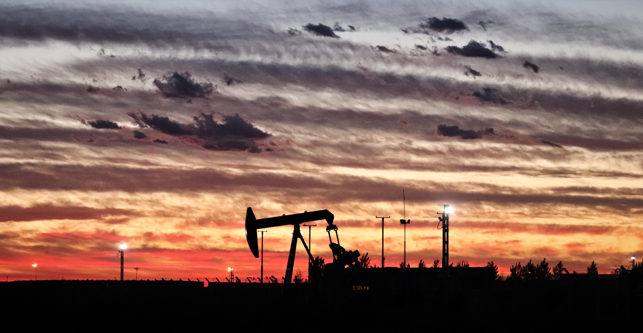 Explotación de petróleo al atardecer