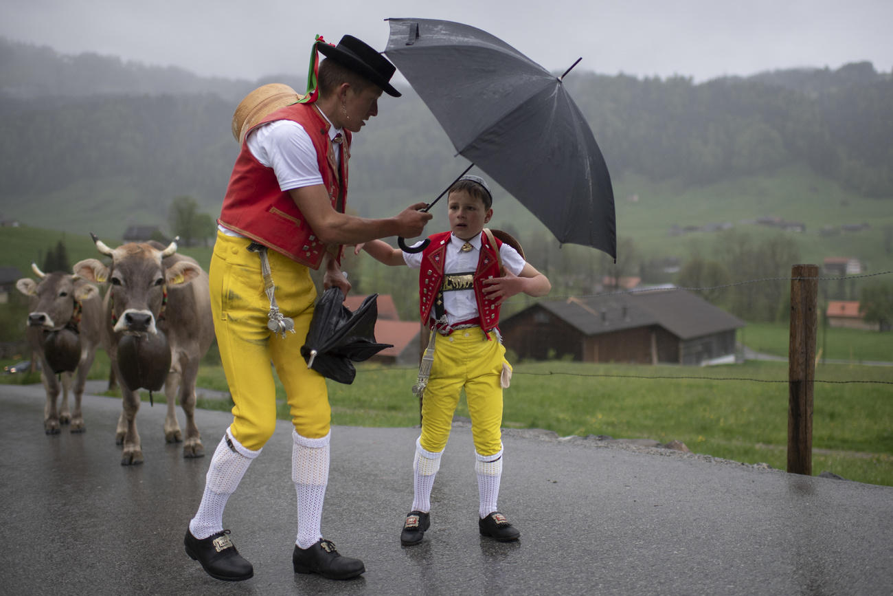 due persone in abiti tradizionali appenzellesi