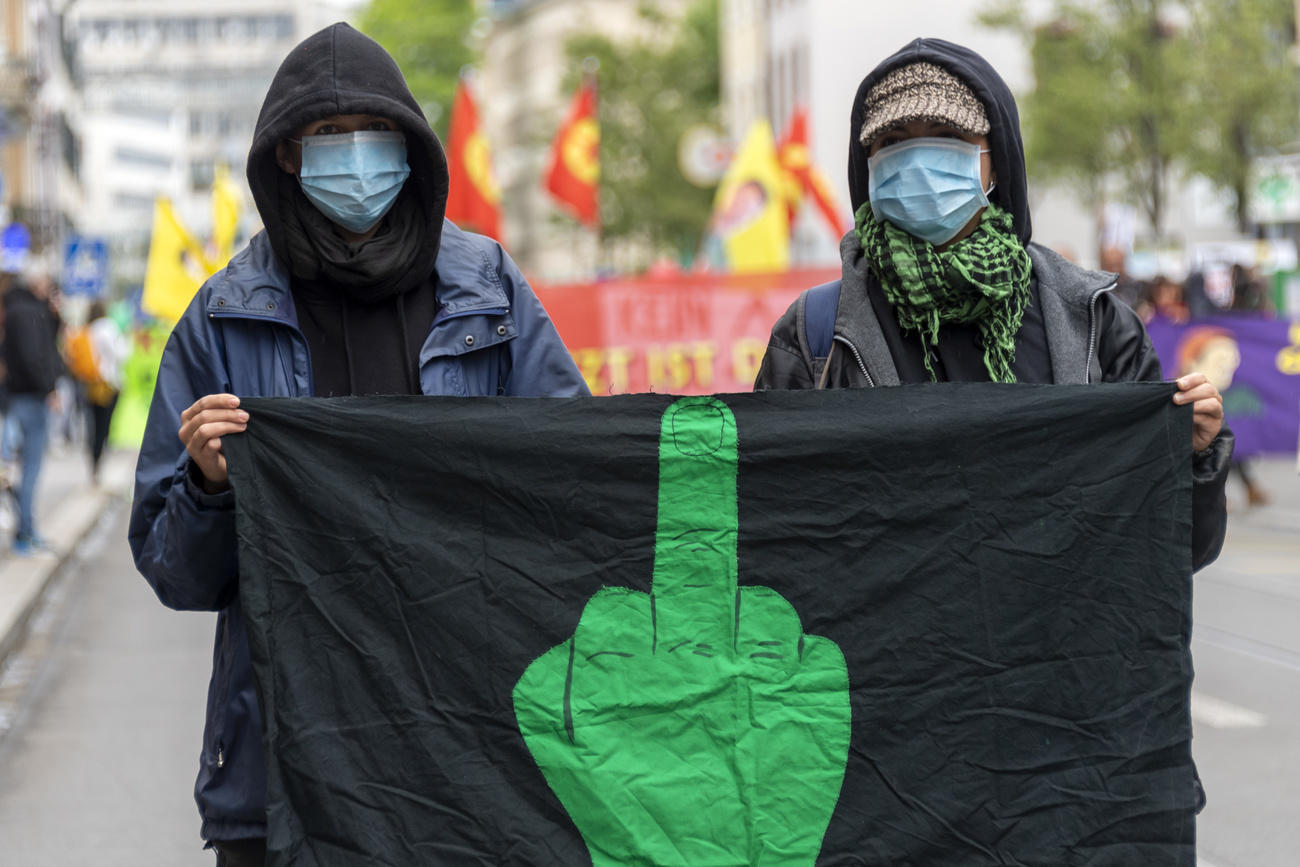 Attivisti manifestano per il Primo maggio a Basilea.