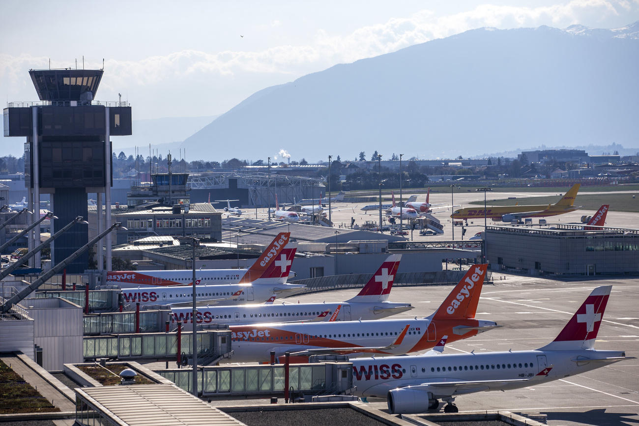 Die Flugzeuge von Swiss International Air Lines und Easyjet parken auf dem Rollfeld des Genfer Flughafens