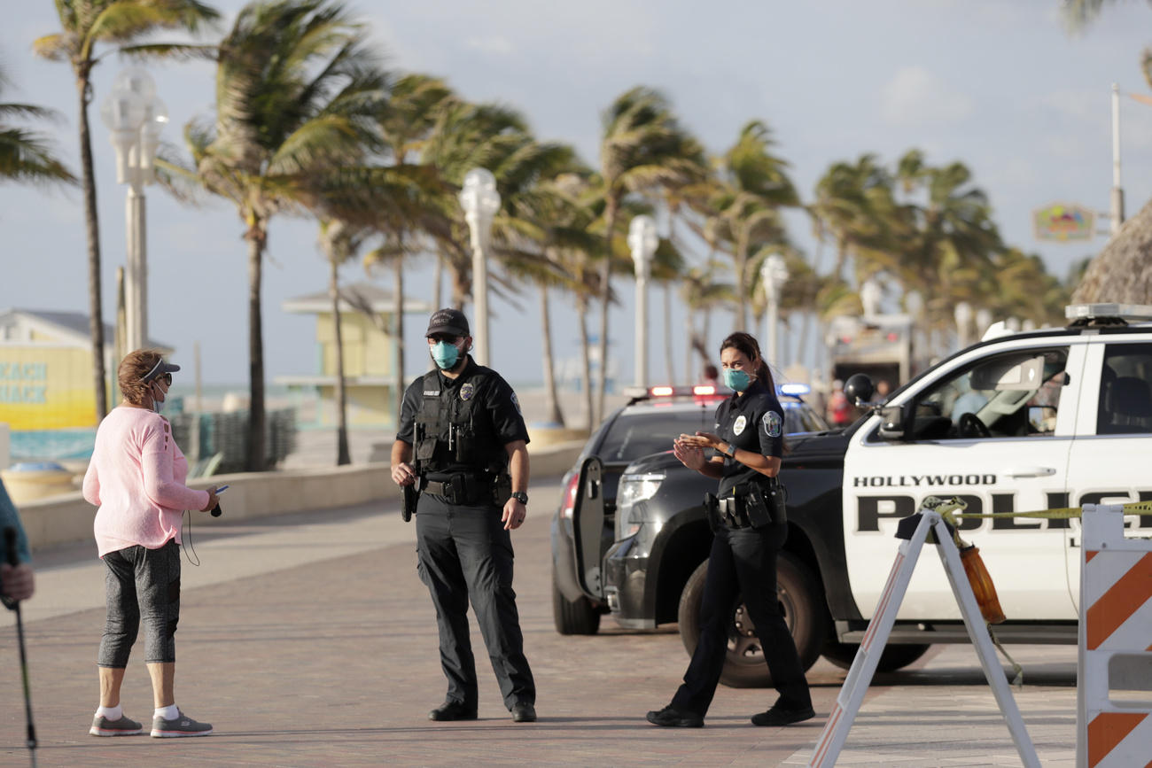 Polizia della Florida controlla il transito sul lungomare.