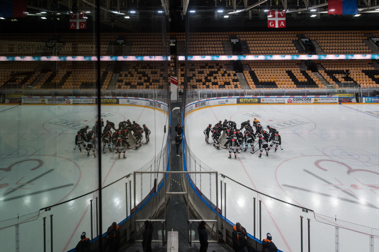 LA Resega di Lugano completamente vuota con i giocatori pronti per l ultima partita giocata dell anno.