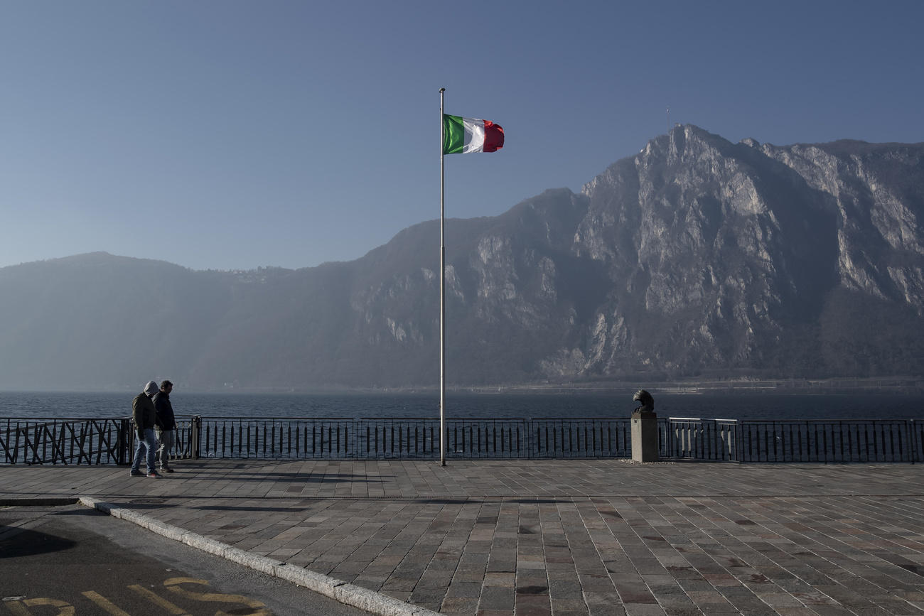 La bandiera italiana sventola sul lungo lago di Campione d Italia.