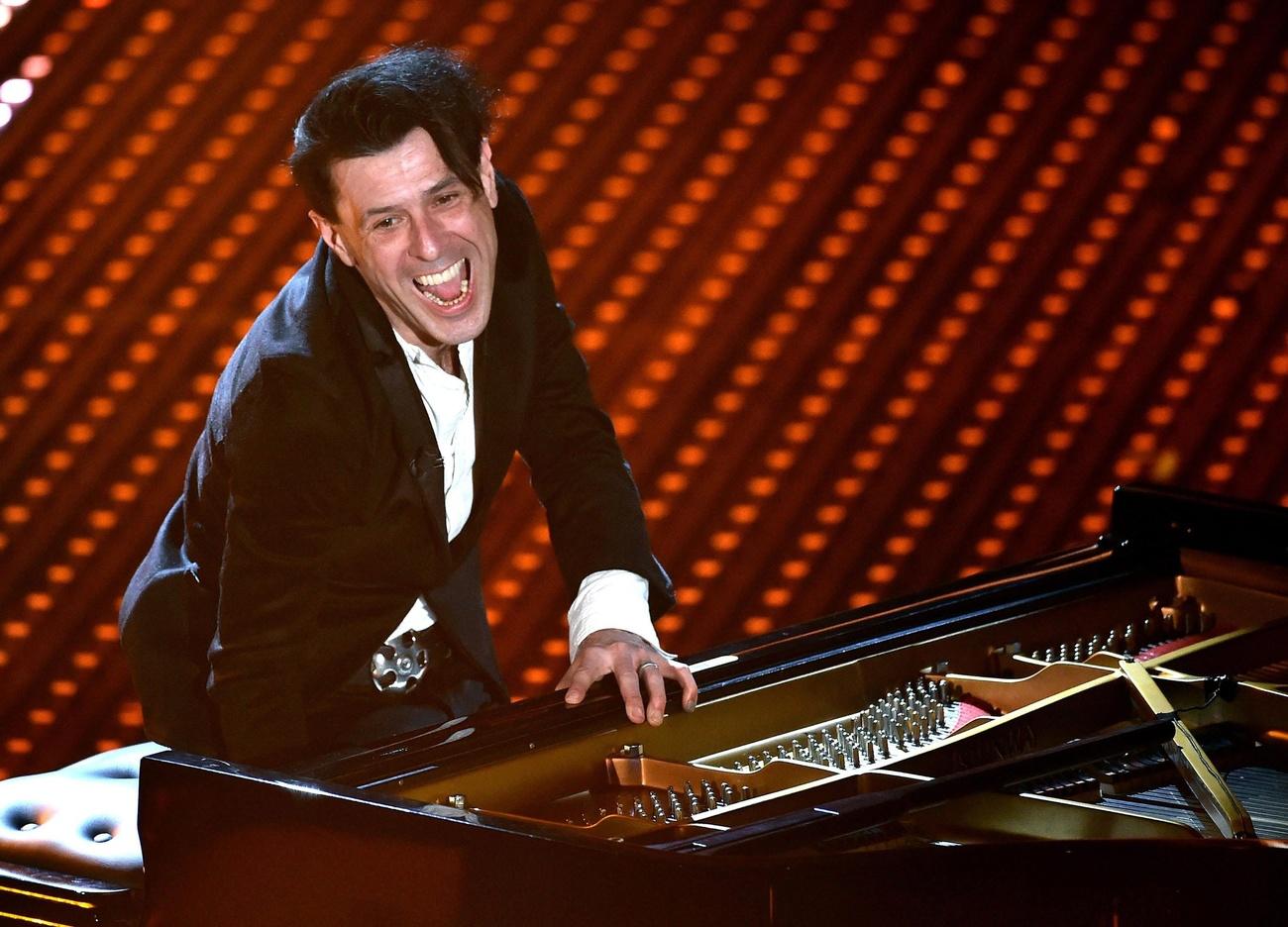 Ezio Bosso al pianoforte nel 2016 in una apparizione a Sanremo.