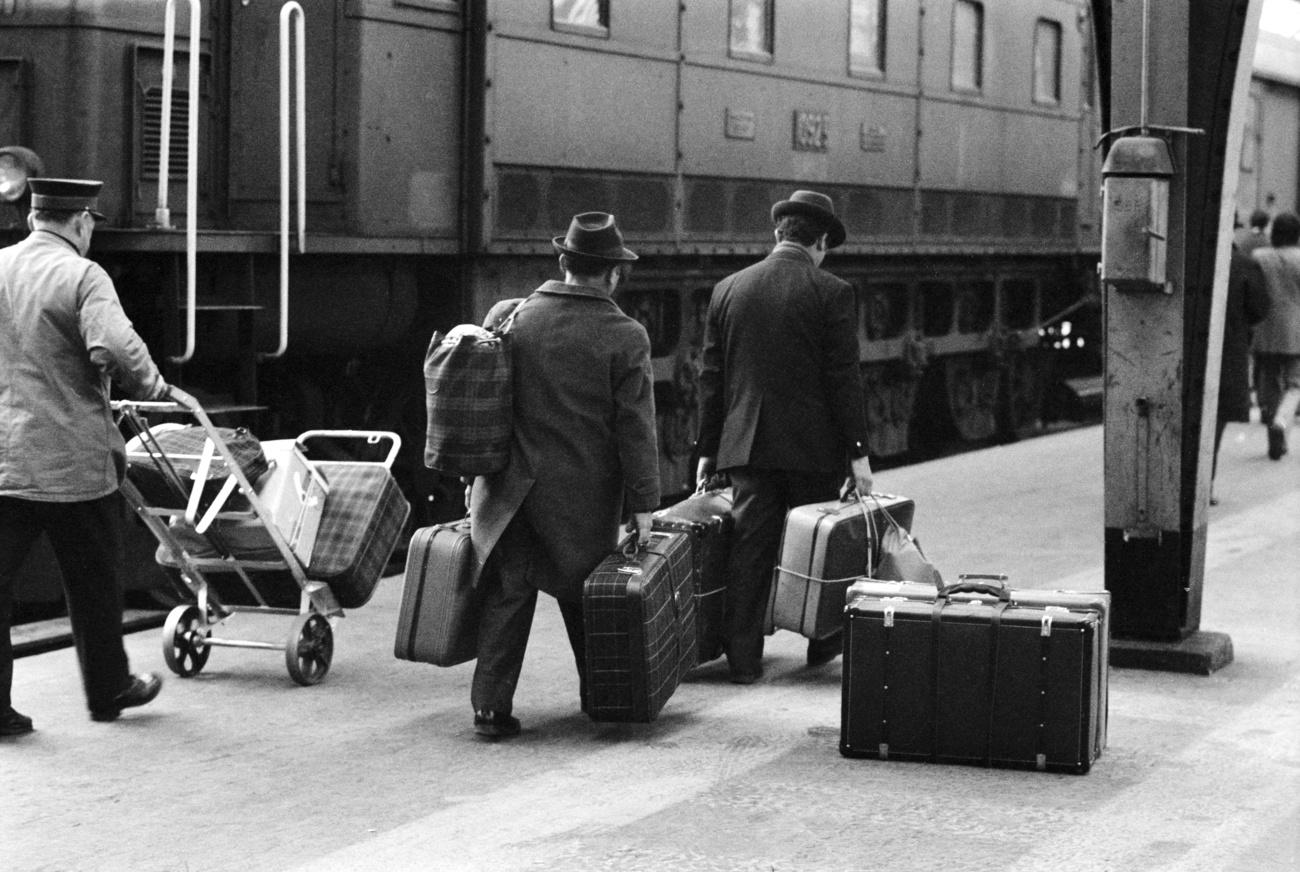 Männer auf Bahnsteig