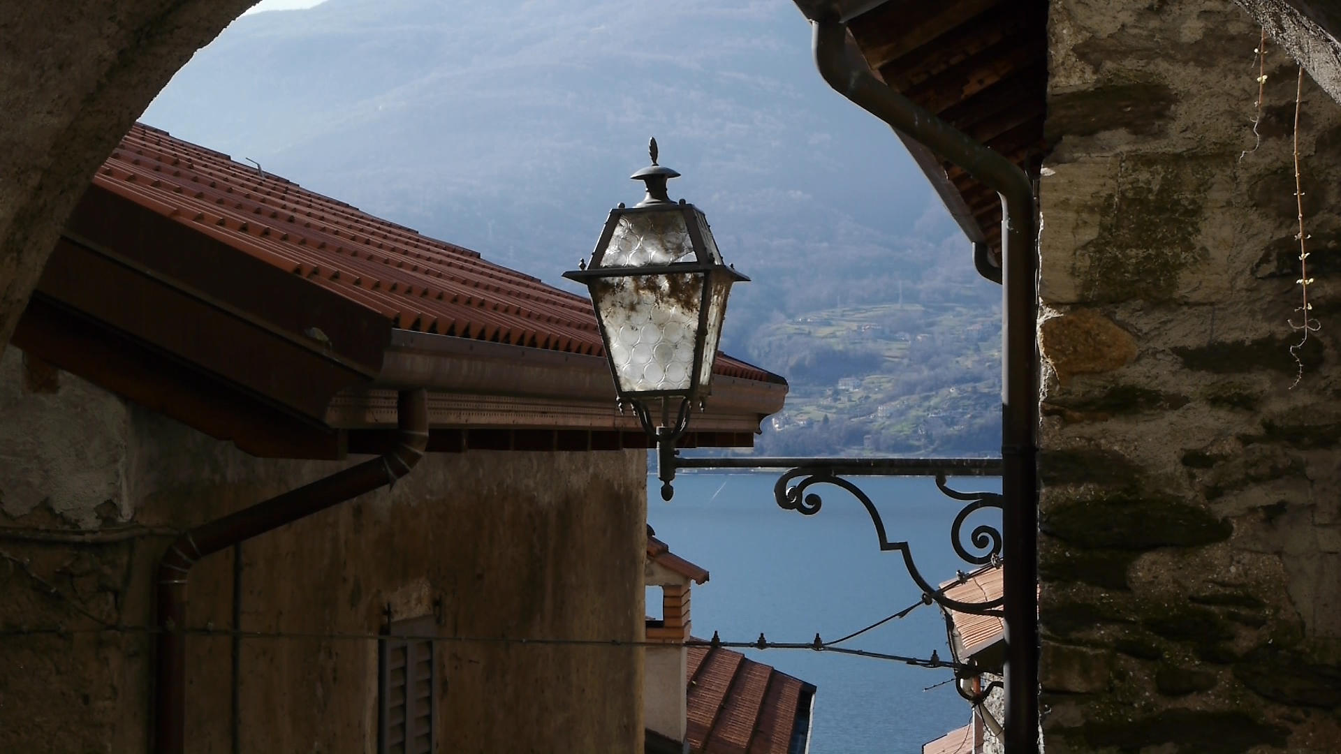 lampione e vecchio borgo con vista lago