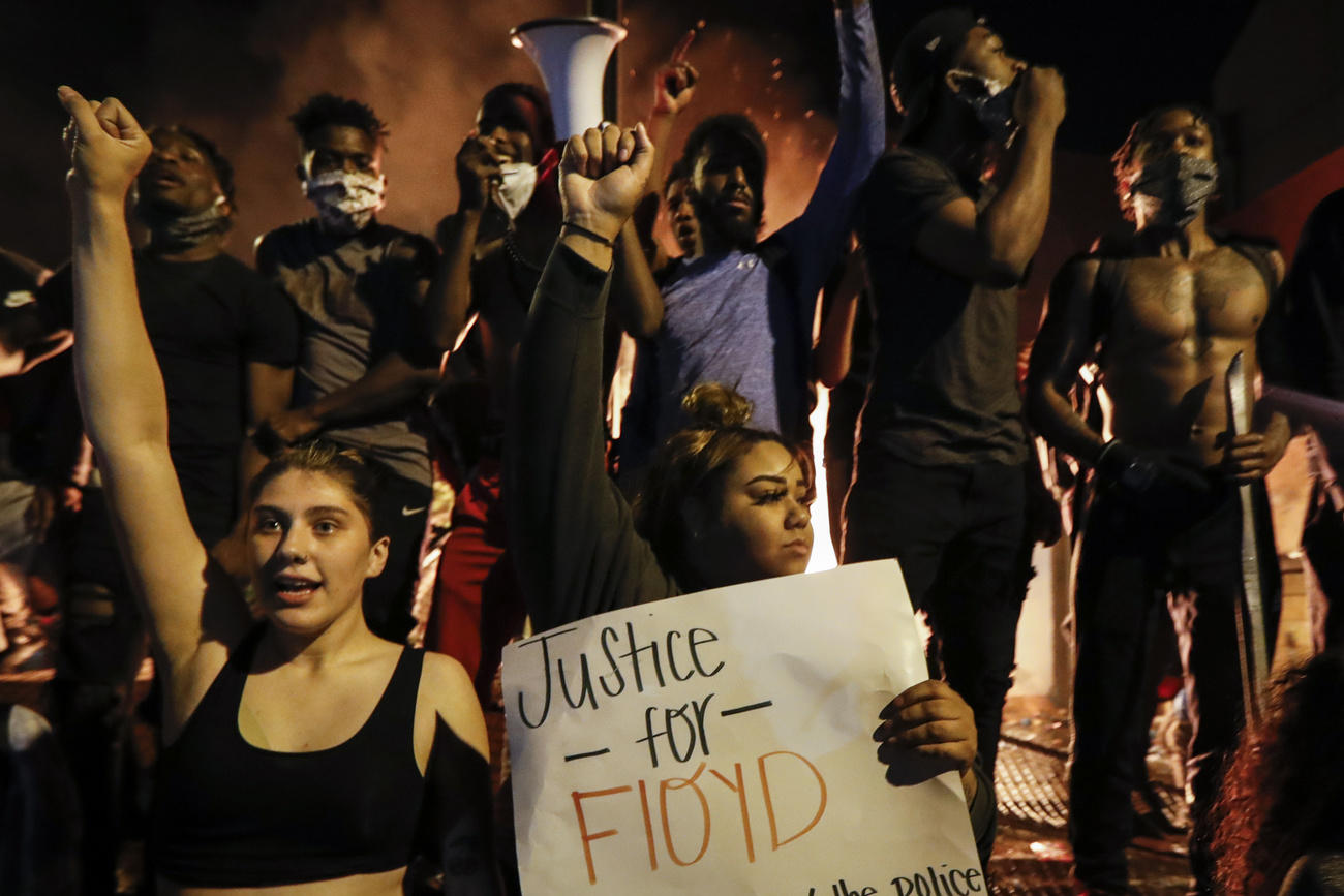 Giovani che protestano e chiedono giustizia per Floyd.