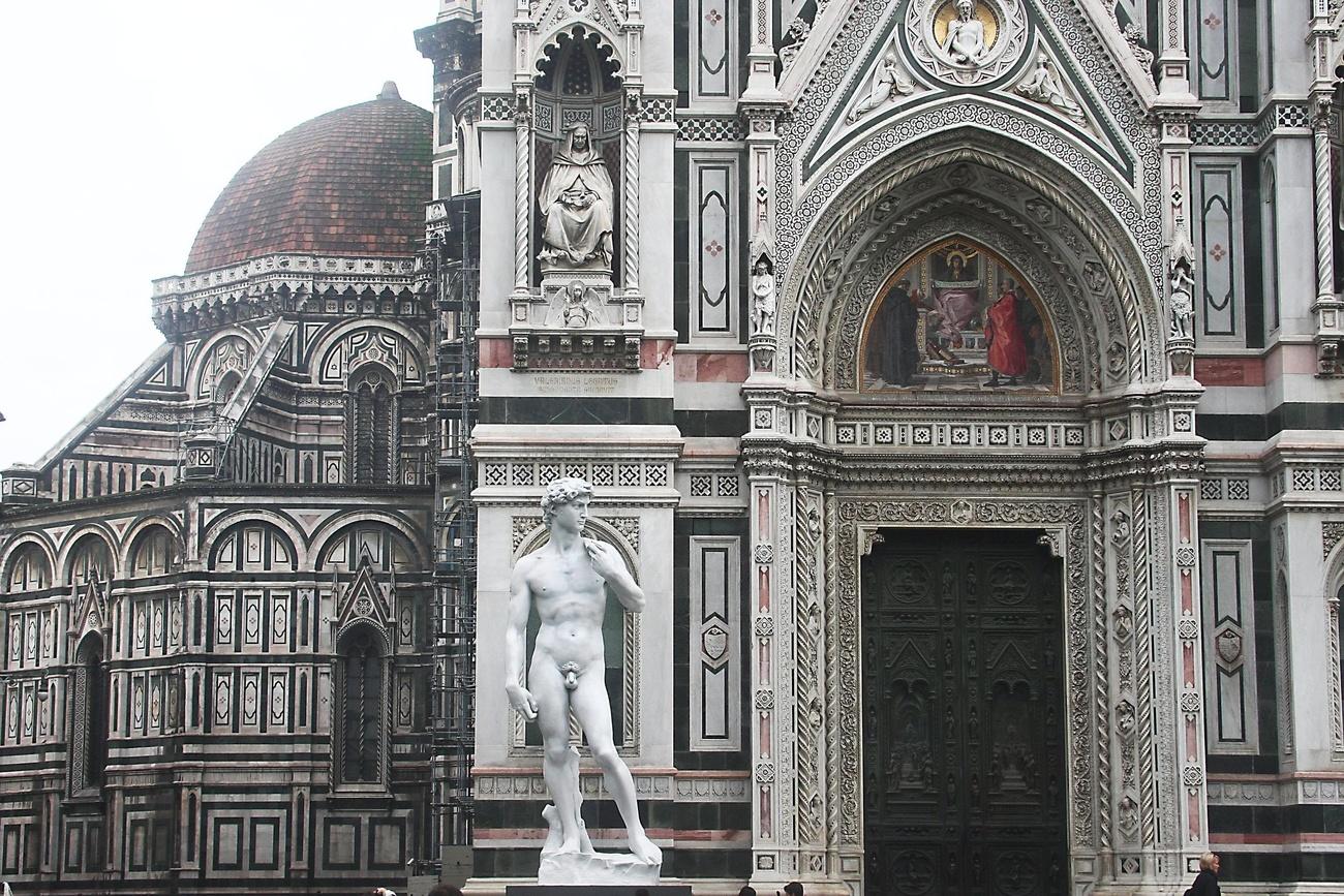 statua e cattedrale