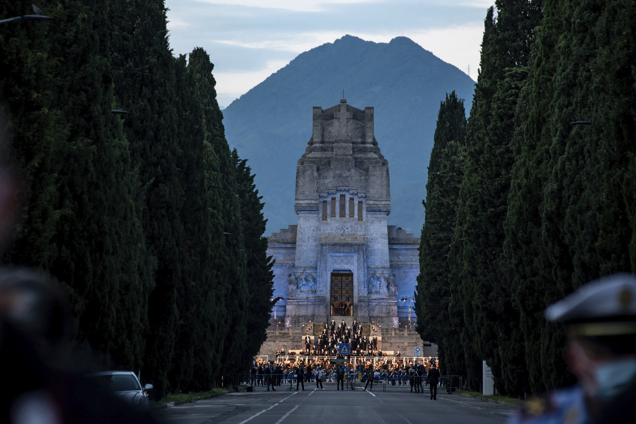 folla riunita davanti a un monumento