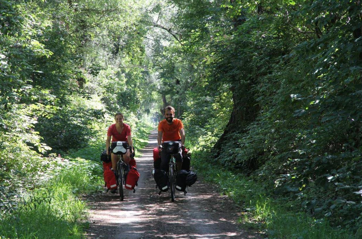 Simone e Daniele mentre attraversano la Svizzera: all inizio del passo del Furka.