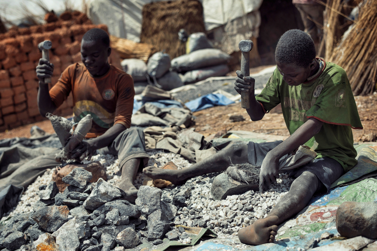 Dos niños pinado piedra