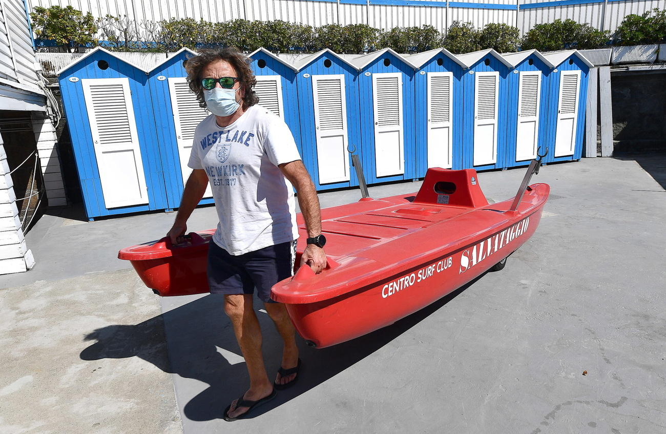 Bagnino con la mascherina in un stabilimento balneare a Genova.