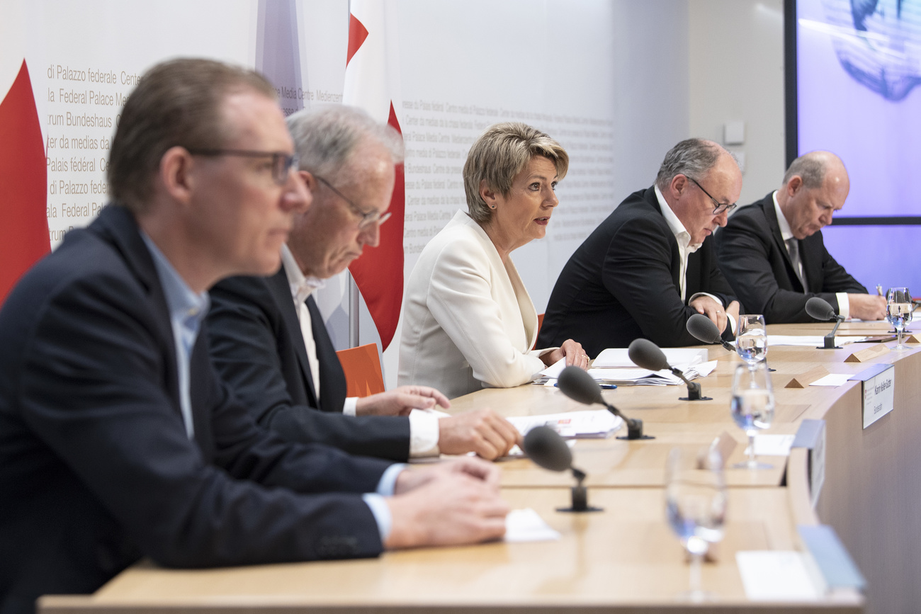 persone sedute assieme a un tavolo