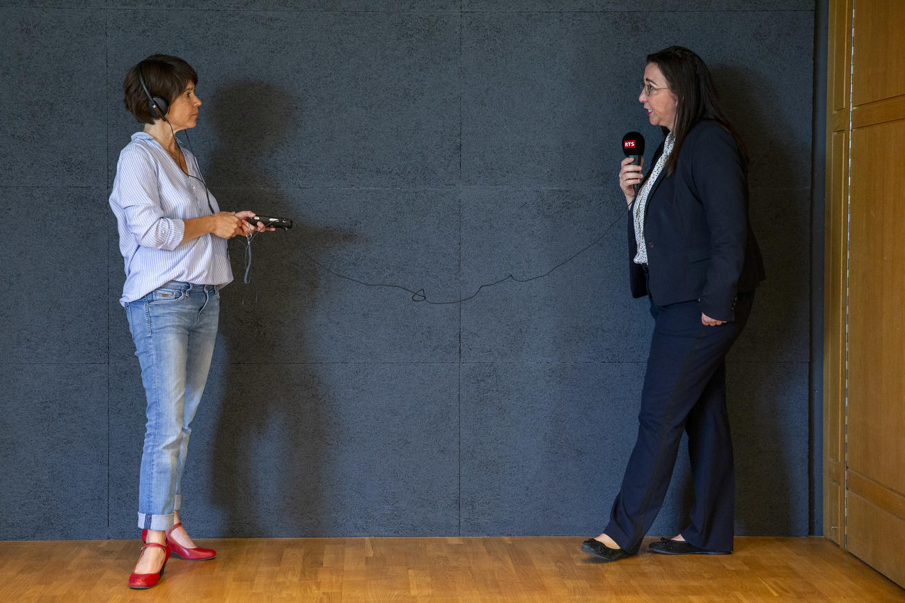 Dos mujeres hablan a distancia