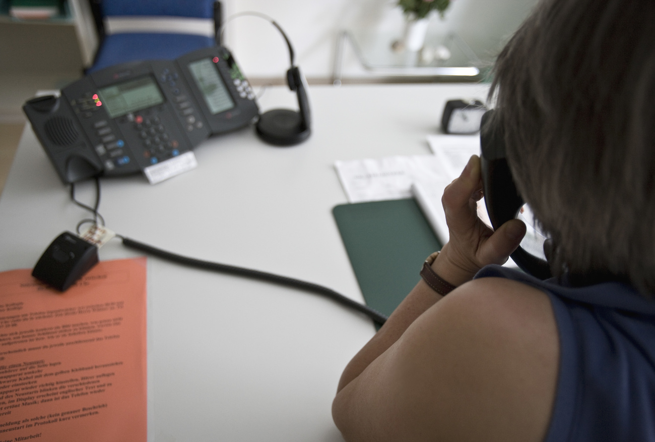 Una persona al telefono presa di spalle.