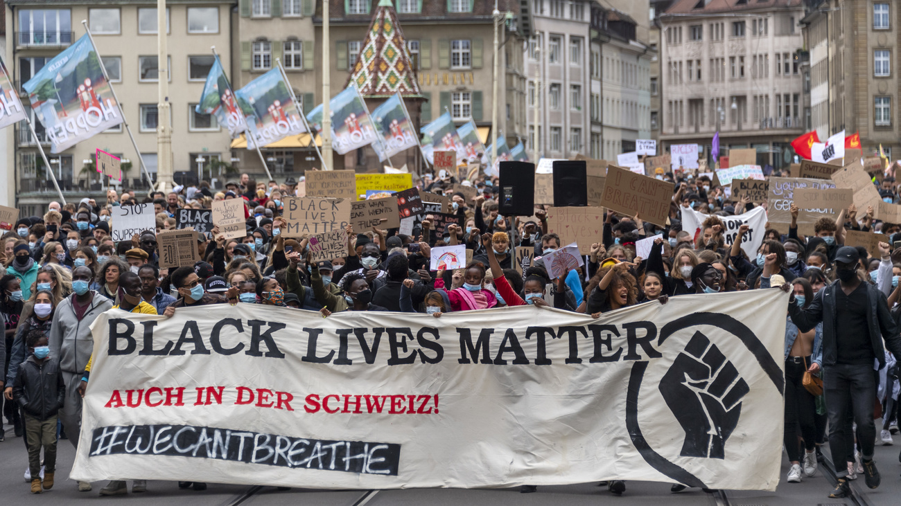 persone per strada manifestano