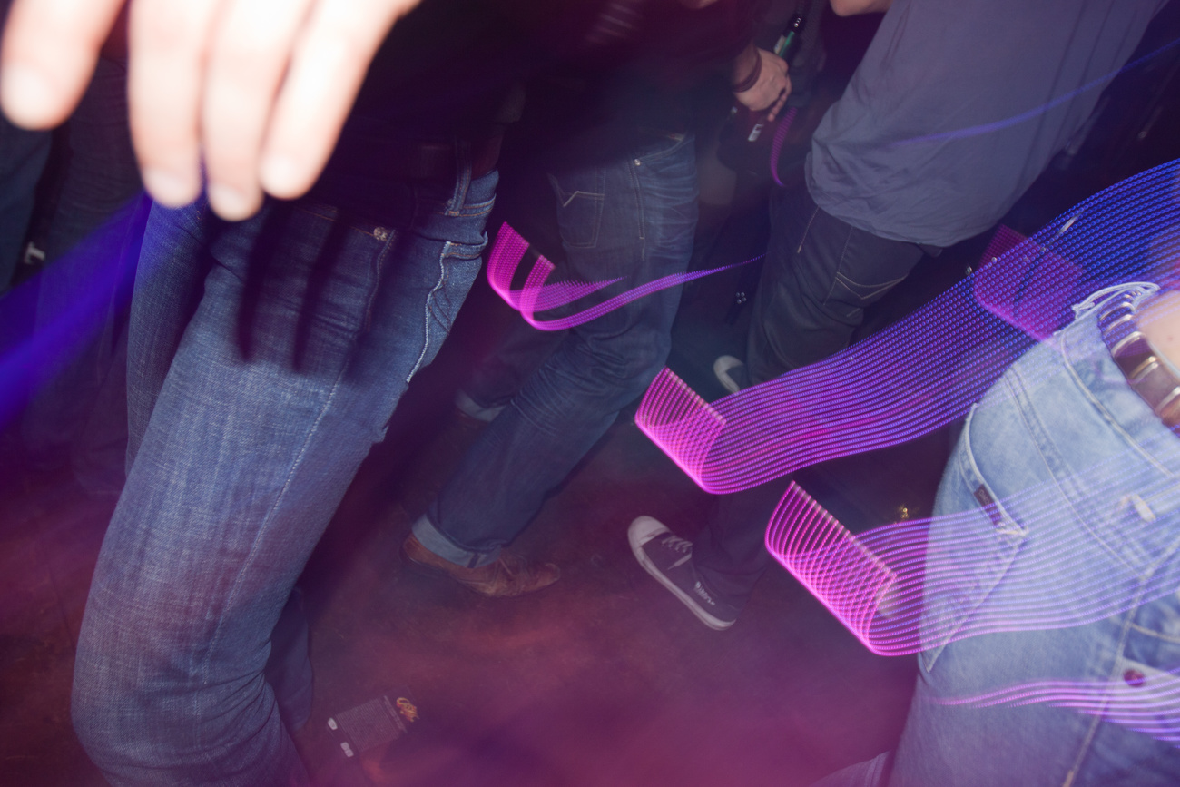 gambe di persone che danzano