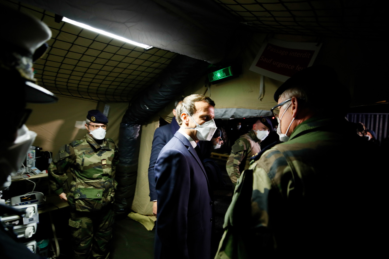 Emmanuel Macron visite l hôpital militaire de campagne de Mulhouse