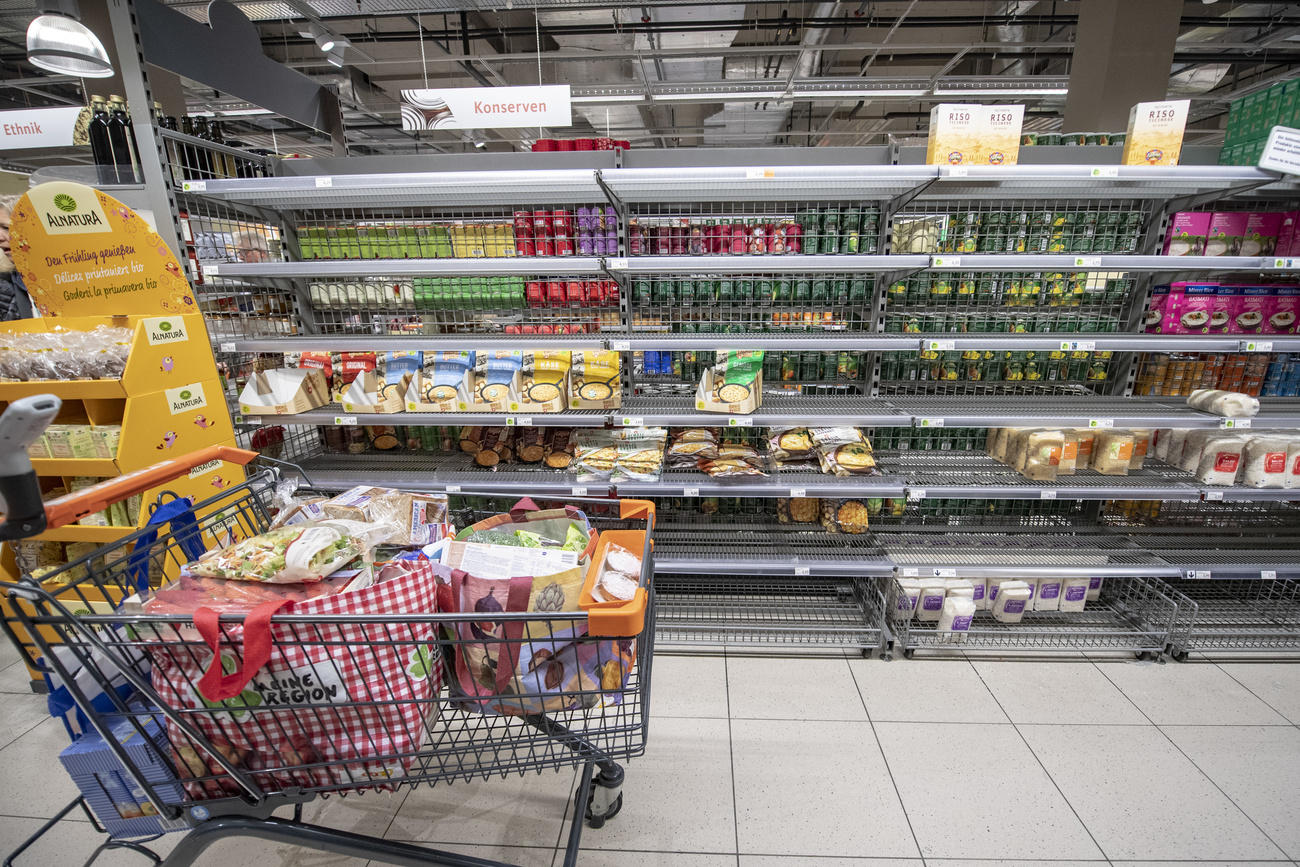 Un carrello della spesa pieno in un supermercato svizzero.