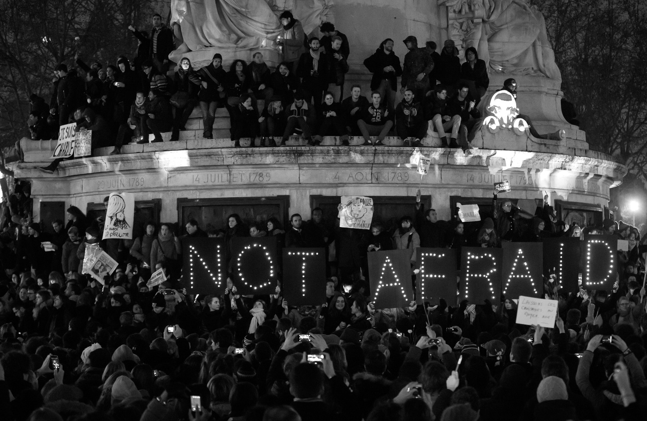 Manifestantes en monumento de la Plaza de la República, en París