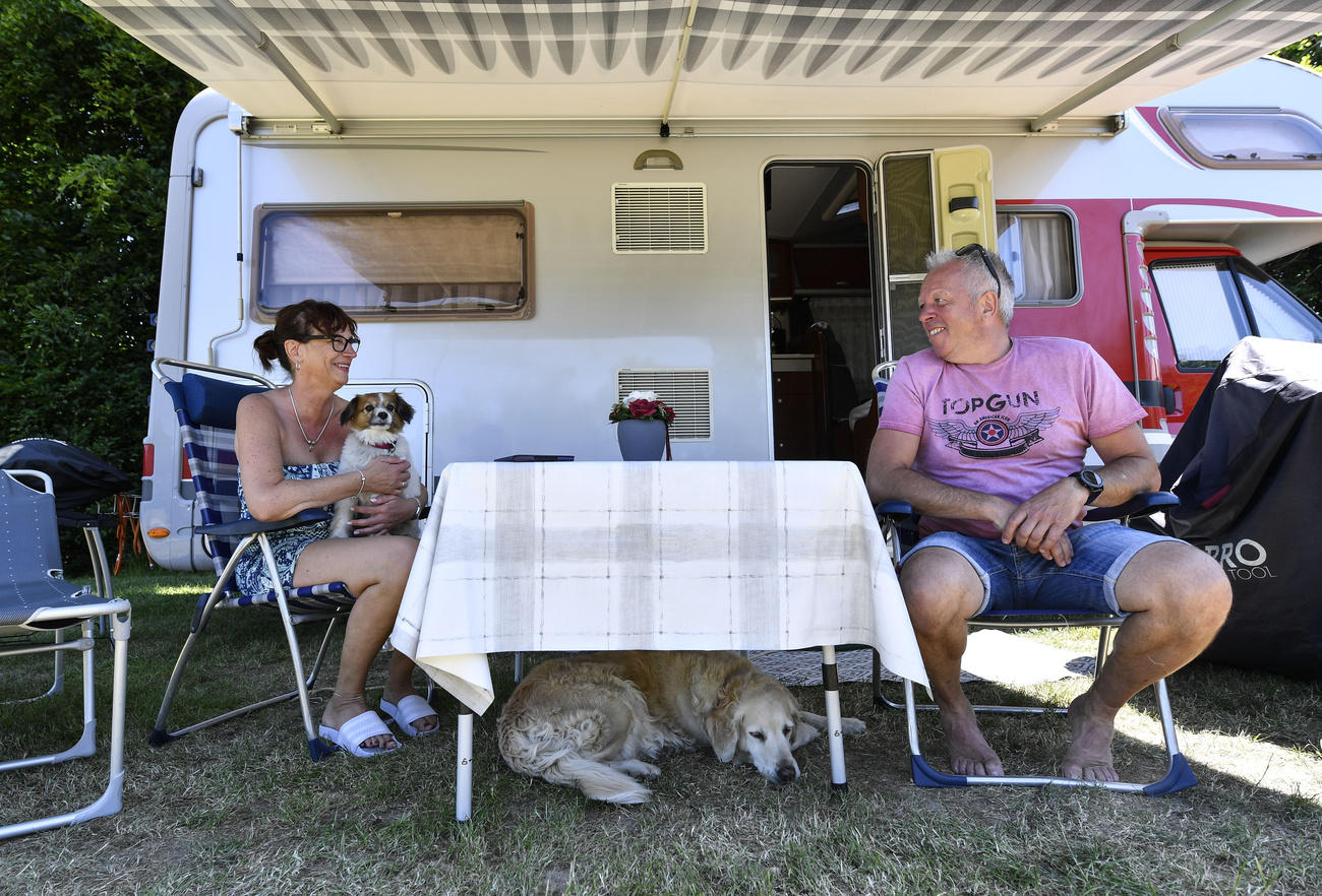 Deux personnes devant leur camping-car.