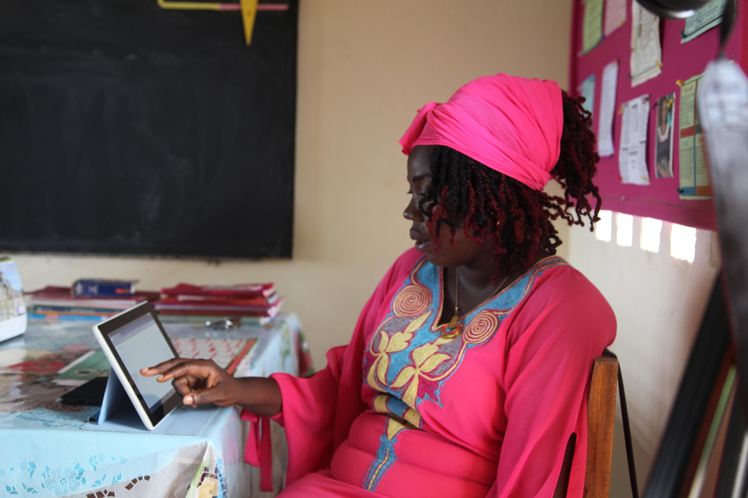 Mulher utilizando o computador