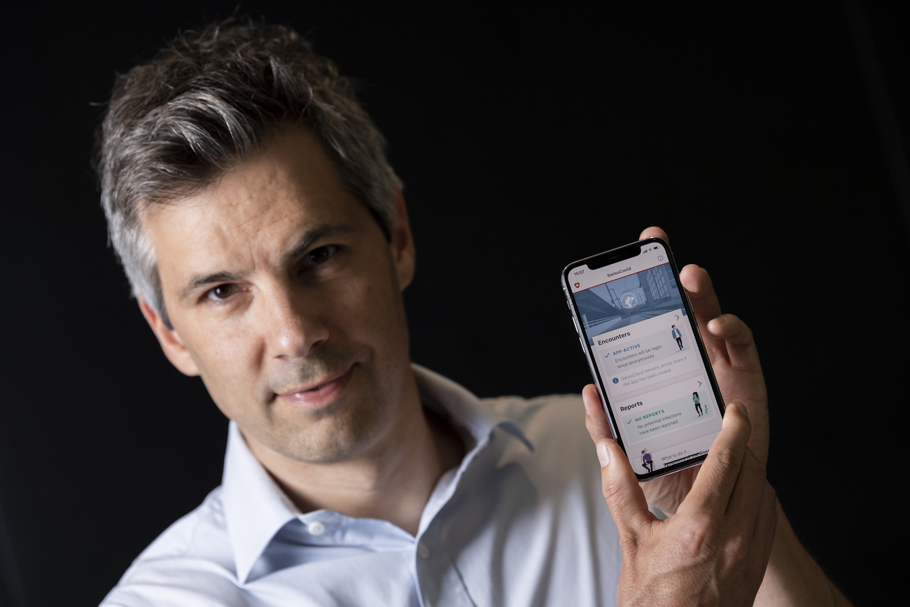 un uomo tiene in mano uno smartphone