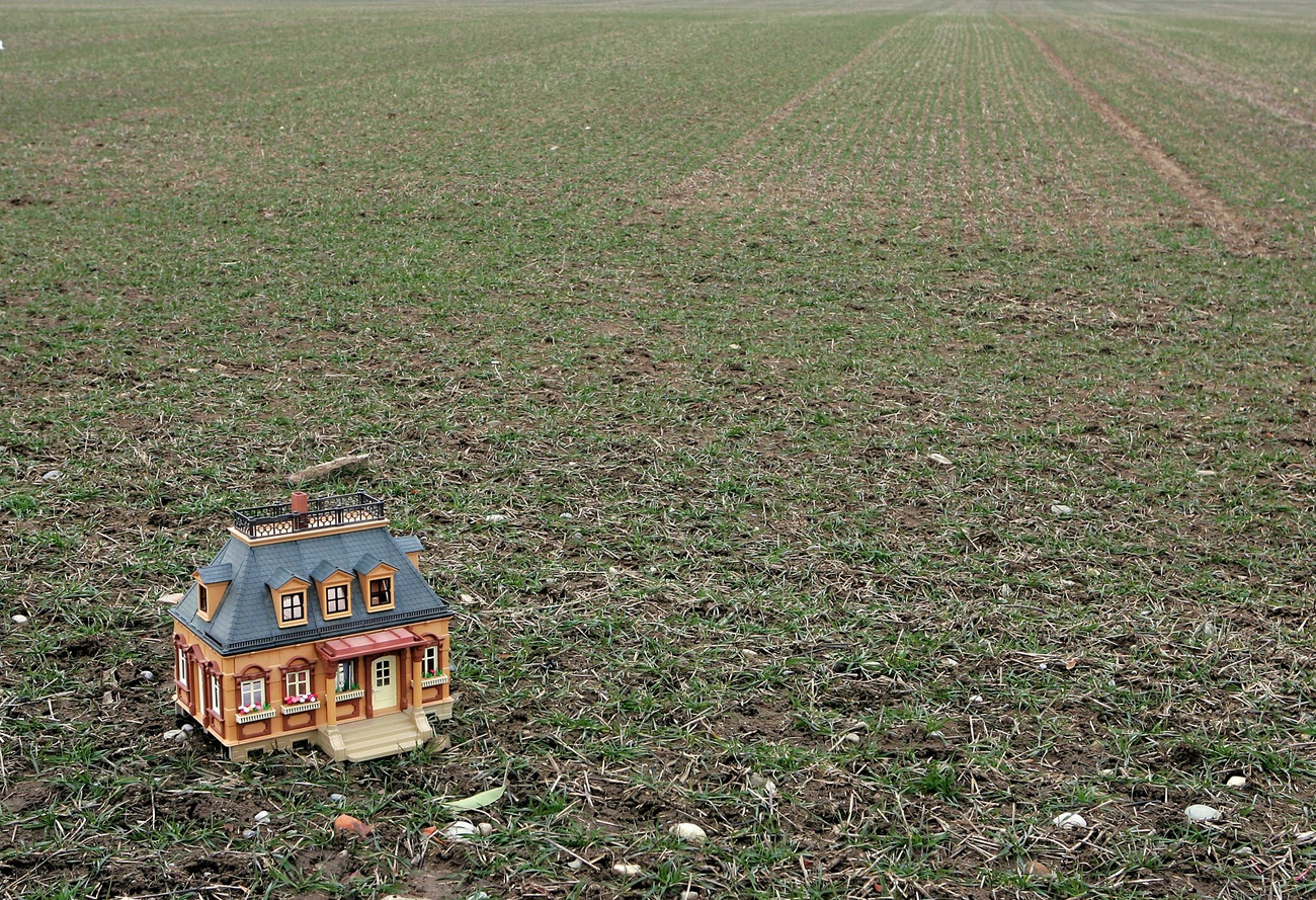 casa giocattolo su un campo