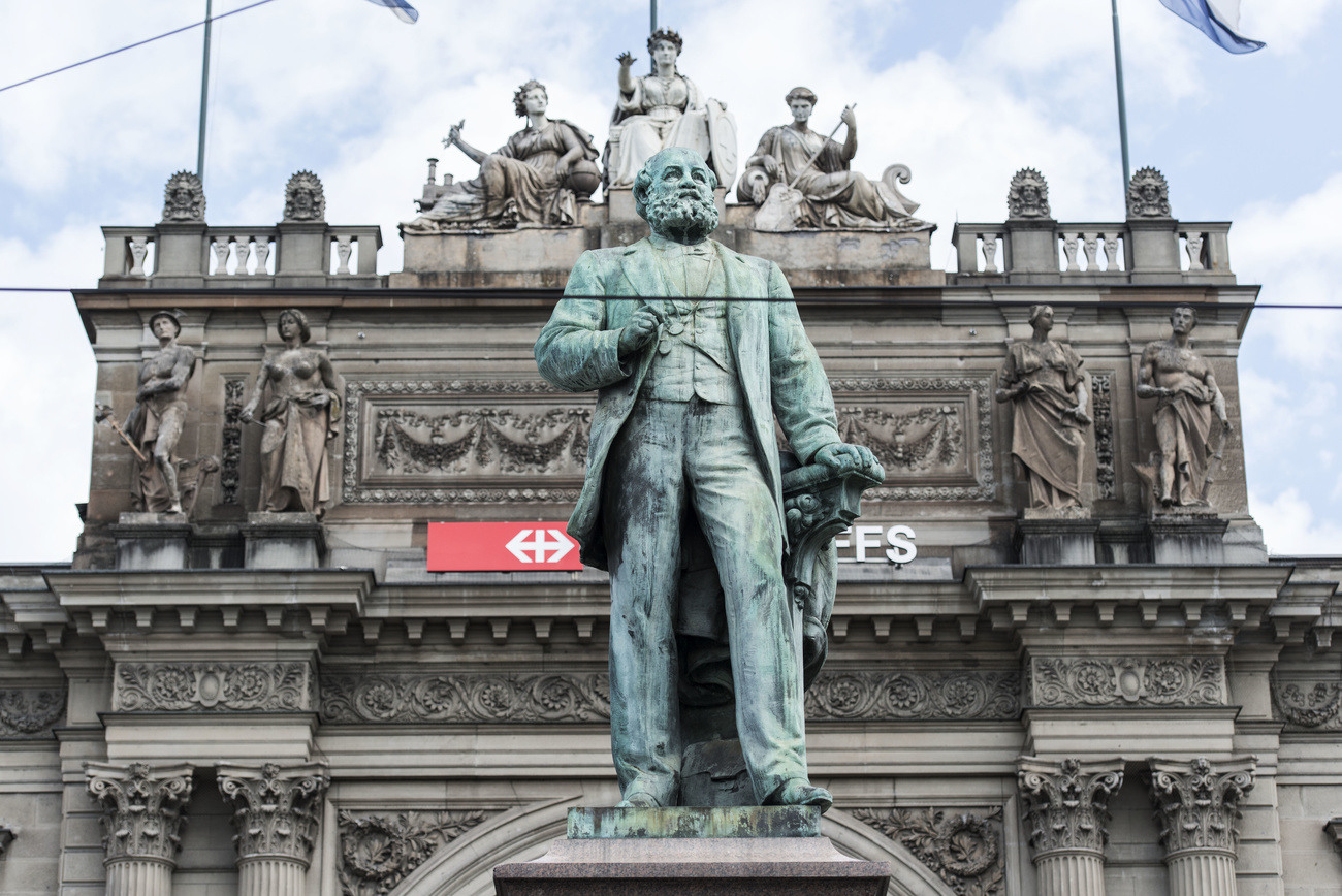 Estatua ante estación de ferrocarriles de Zúrich