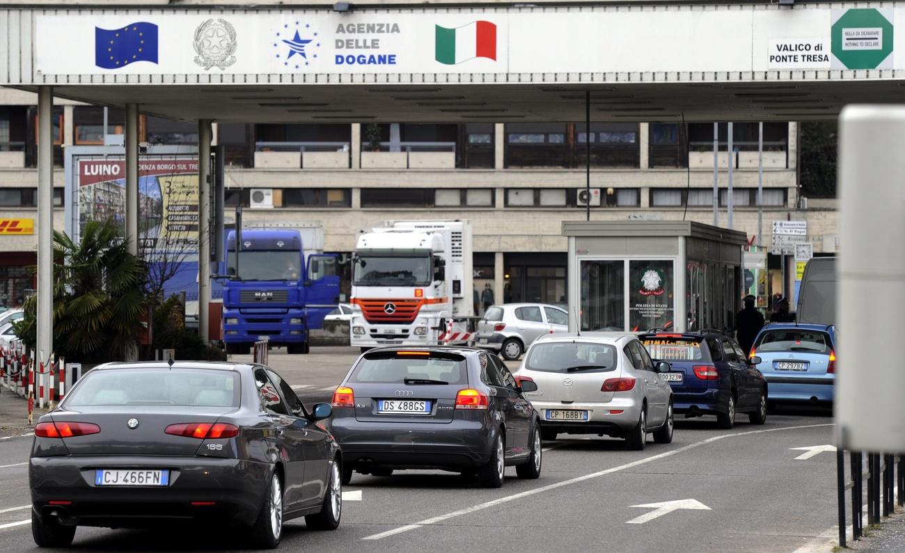 Aute ferme al valico di Lavena Ponte Tresa