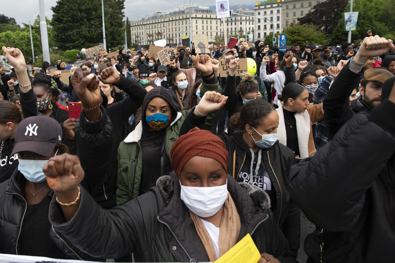 Manifestantes con mascarillas protectoras