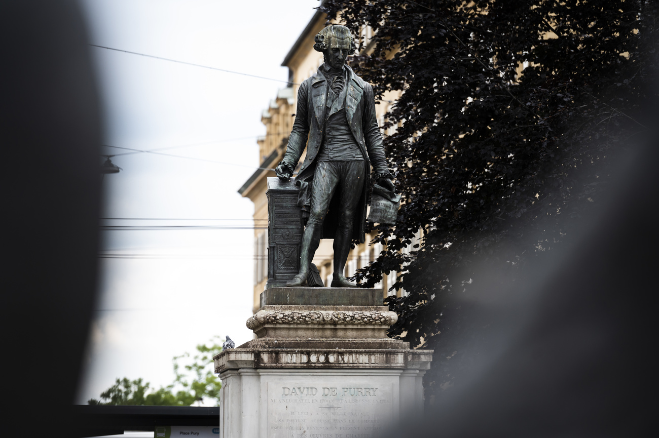 statua di un uomo su un piedestallo.