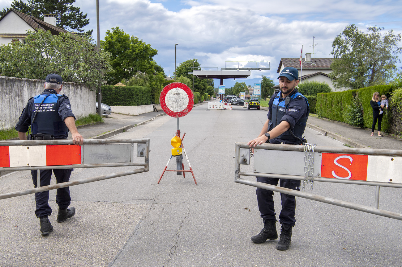 Due doganiere riaprono un valico tra Svizzera e Francia