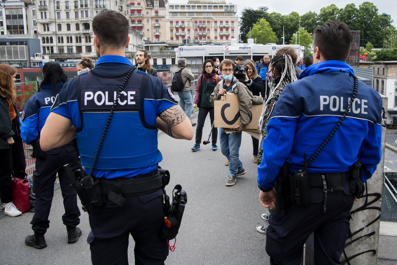 Policiers de dos