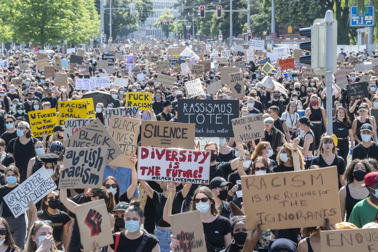 Manifestanti a Zurigo con striscioni che inneggiano alla diversità.