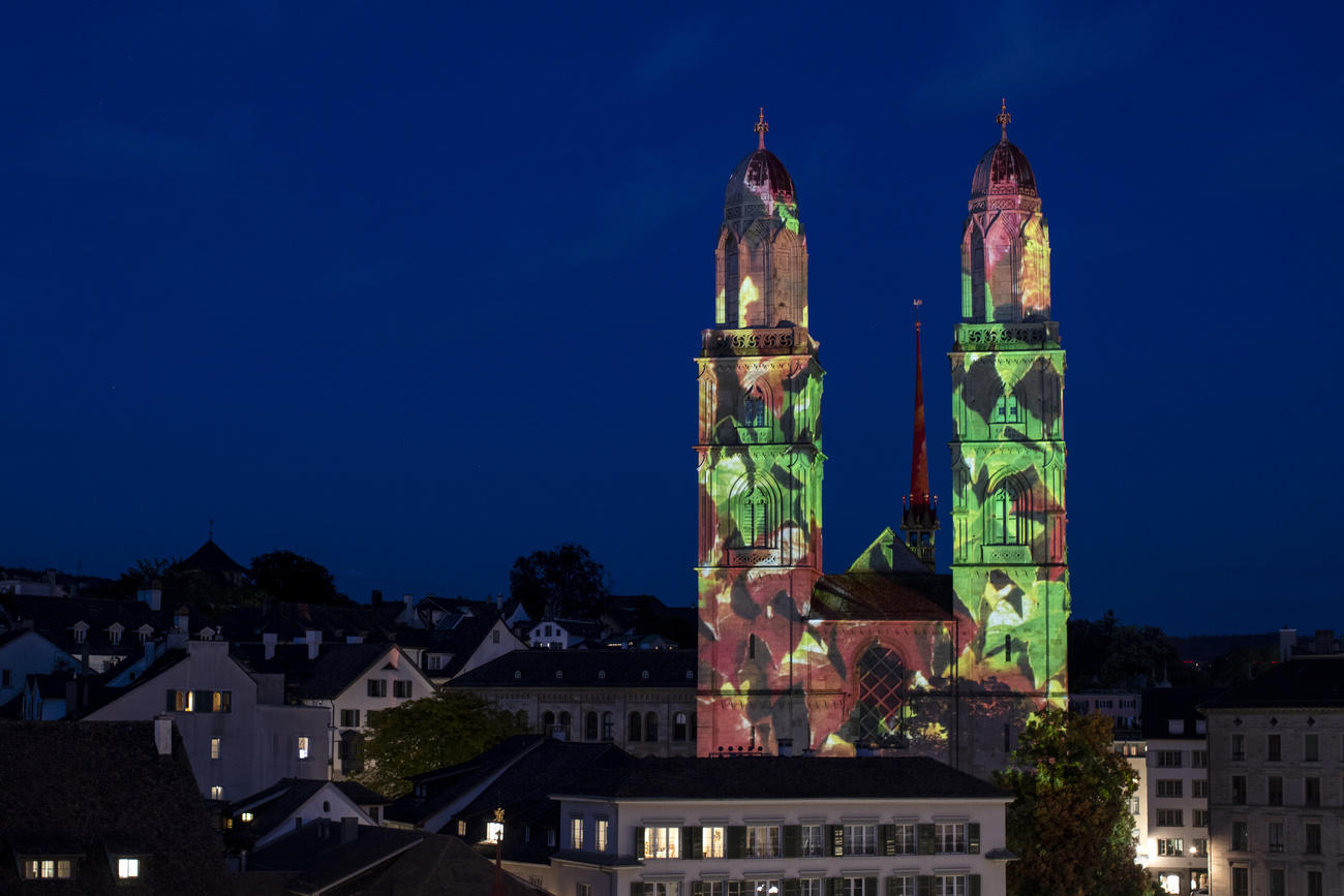 Eine farbig beleuchtete Kirche im Nachthimmel.