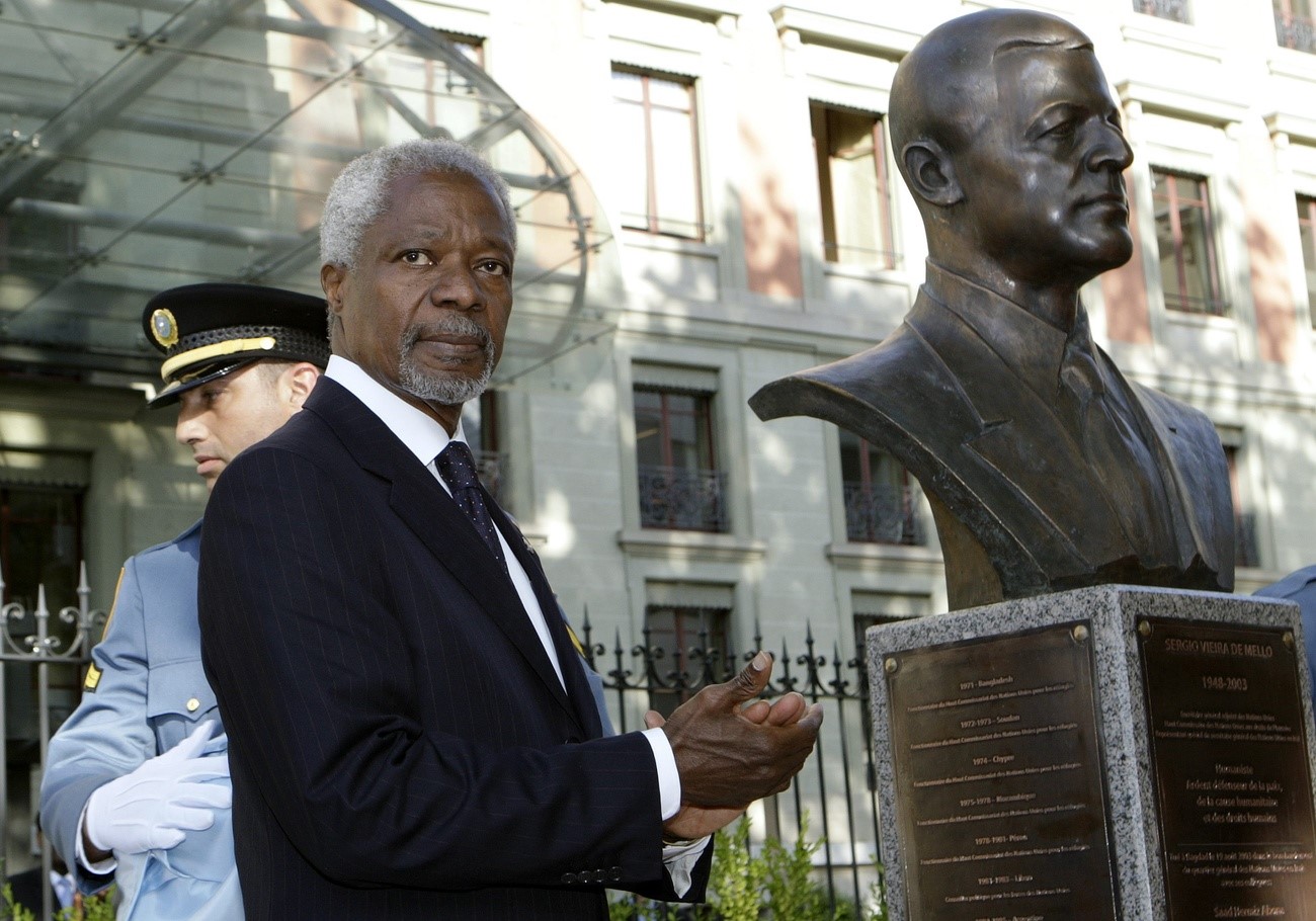 Kofi Annan davanti a un busto