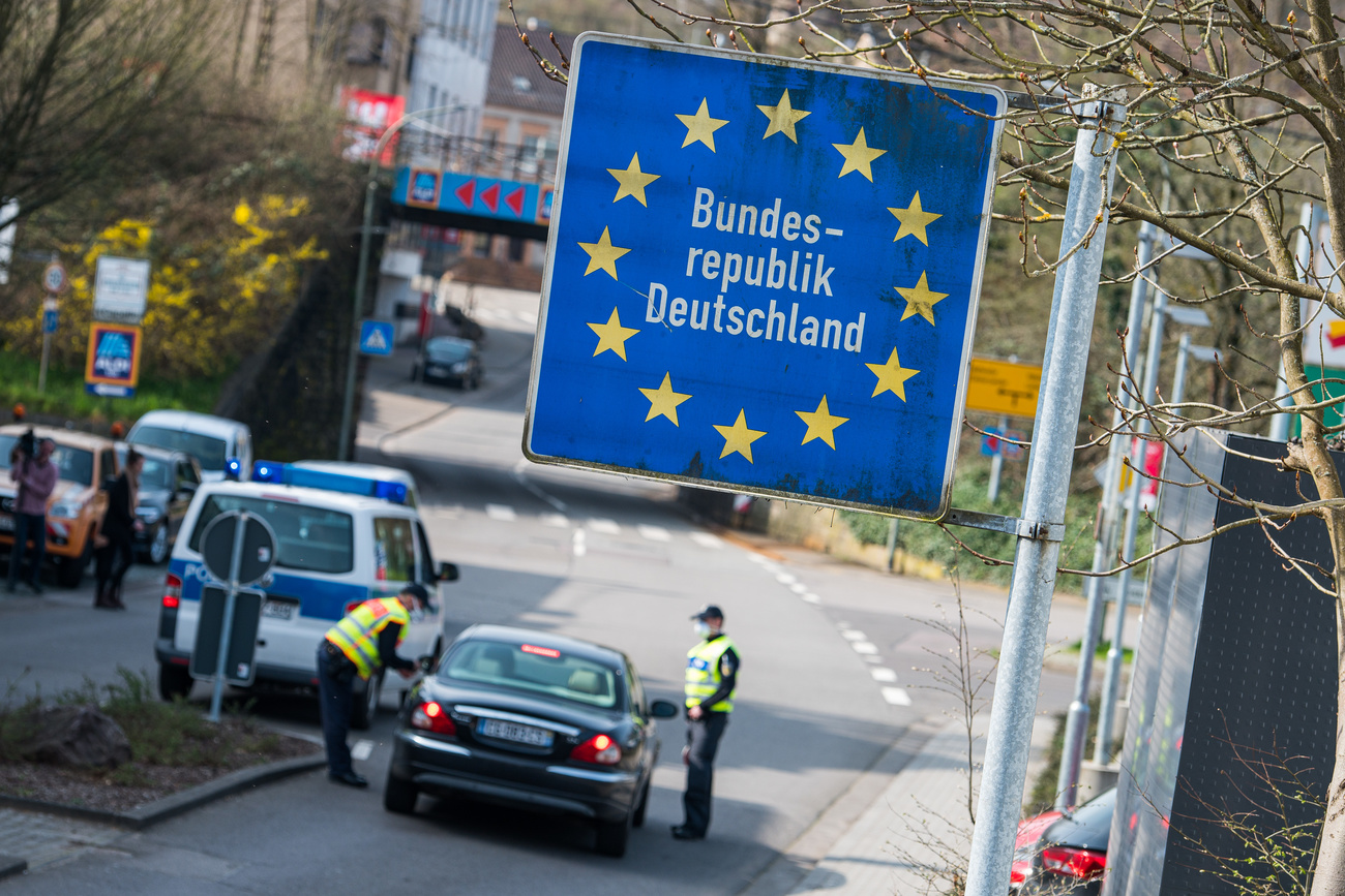 Controlli a un valico doganale della Germania.