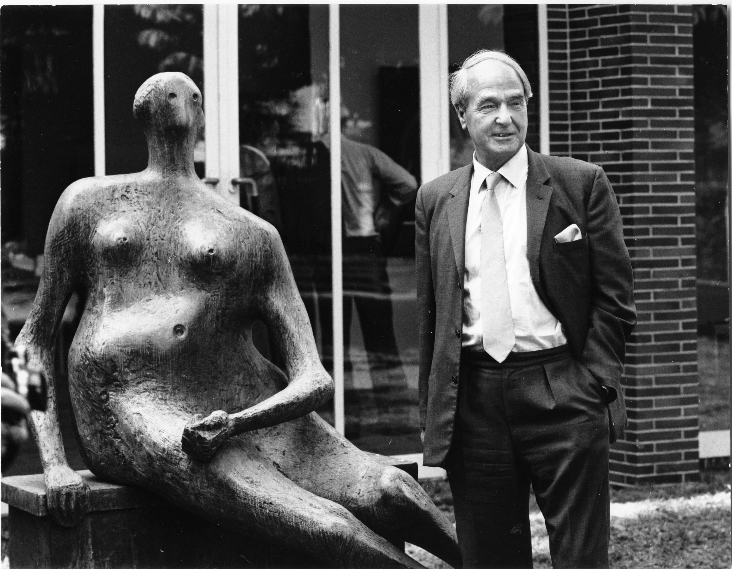 George Moore mit Skulptur