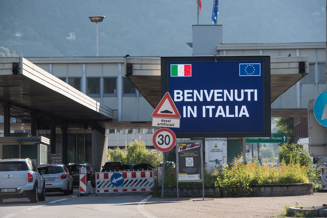 Un grande cartello con scritto Benvenuti in Italia.