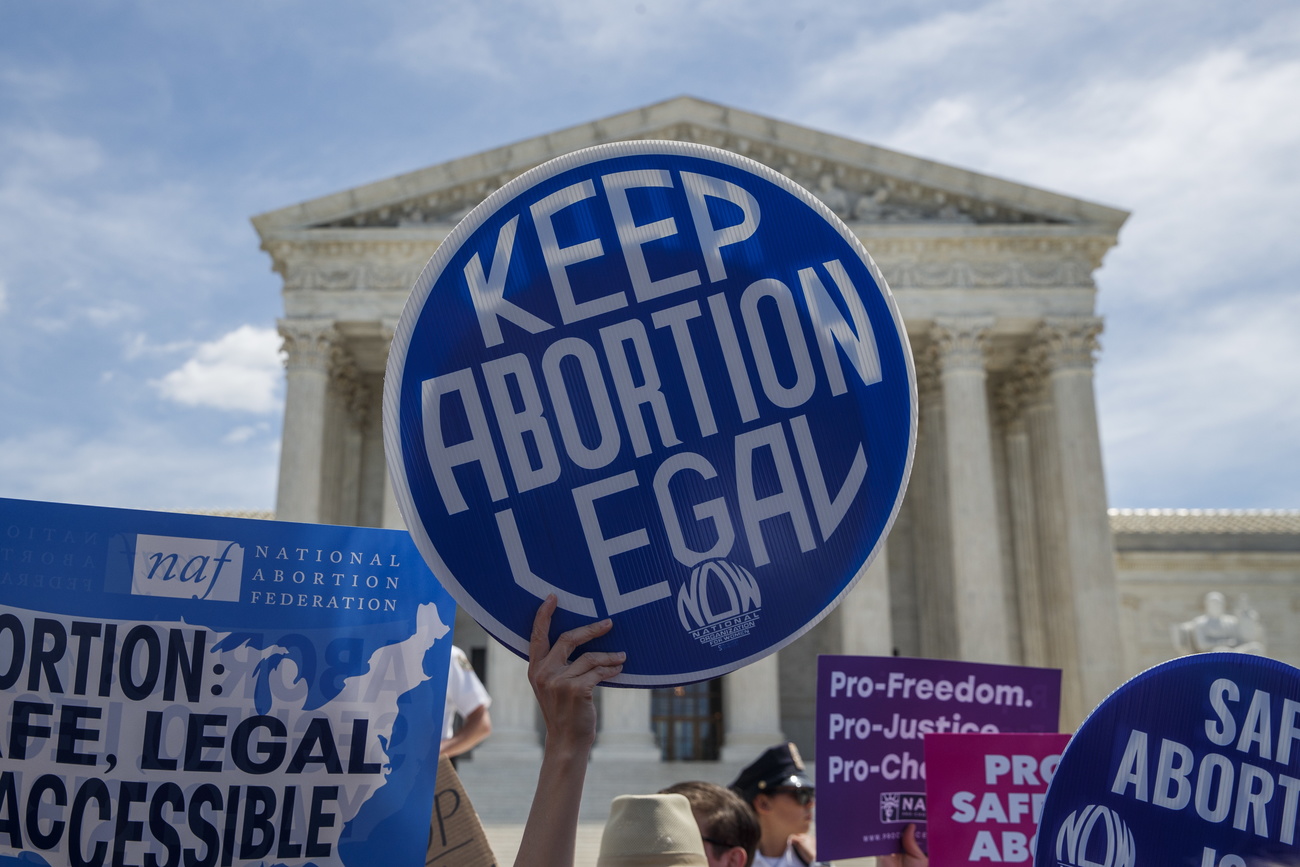manifesti proaborto davanti a un palazzo