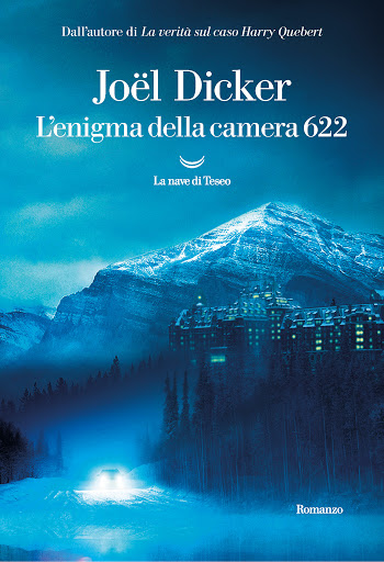 Copertina di libro raffigurante lago alpino e montagne di notte; scritta Joel Dicker L enigma della camera 622