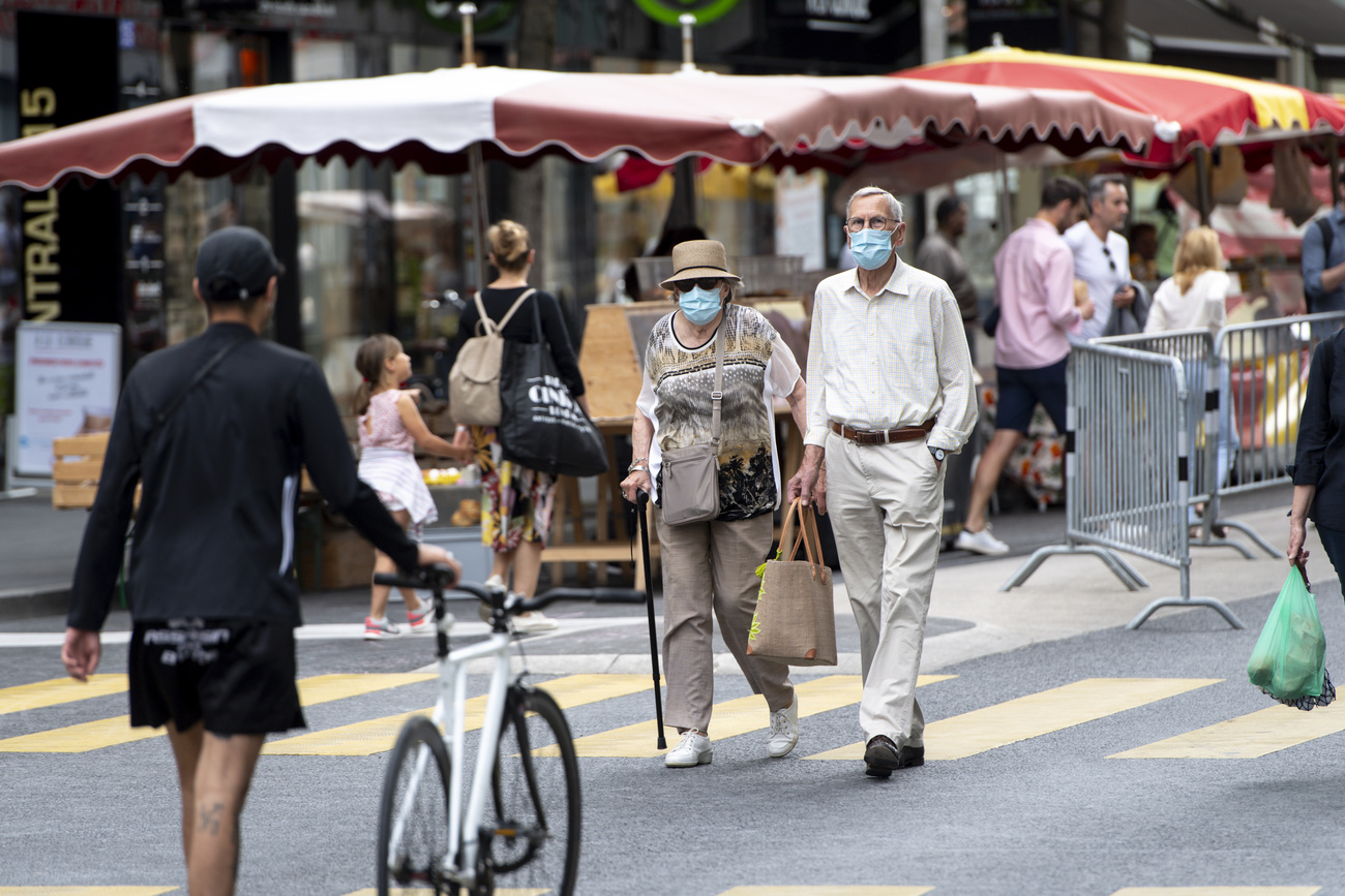 couple walking in Lausanne with masks