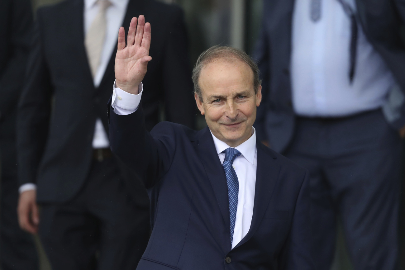 Micheal Martin saluta
