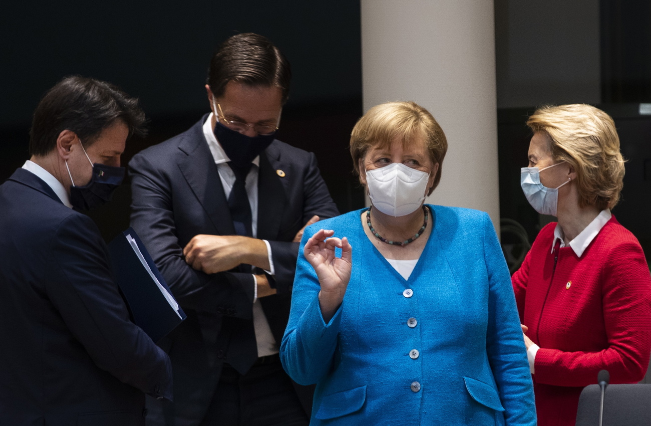 Da sinistra Giuseppe Conte, Mark Rutte, Angela Merkel e Ursula von der Leyen
