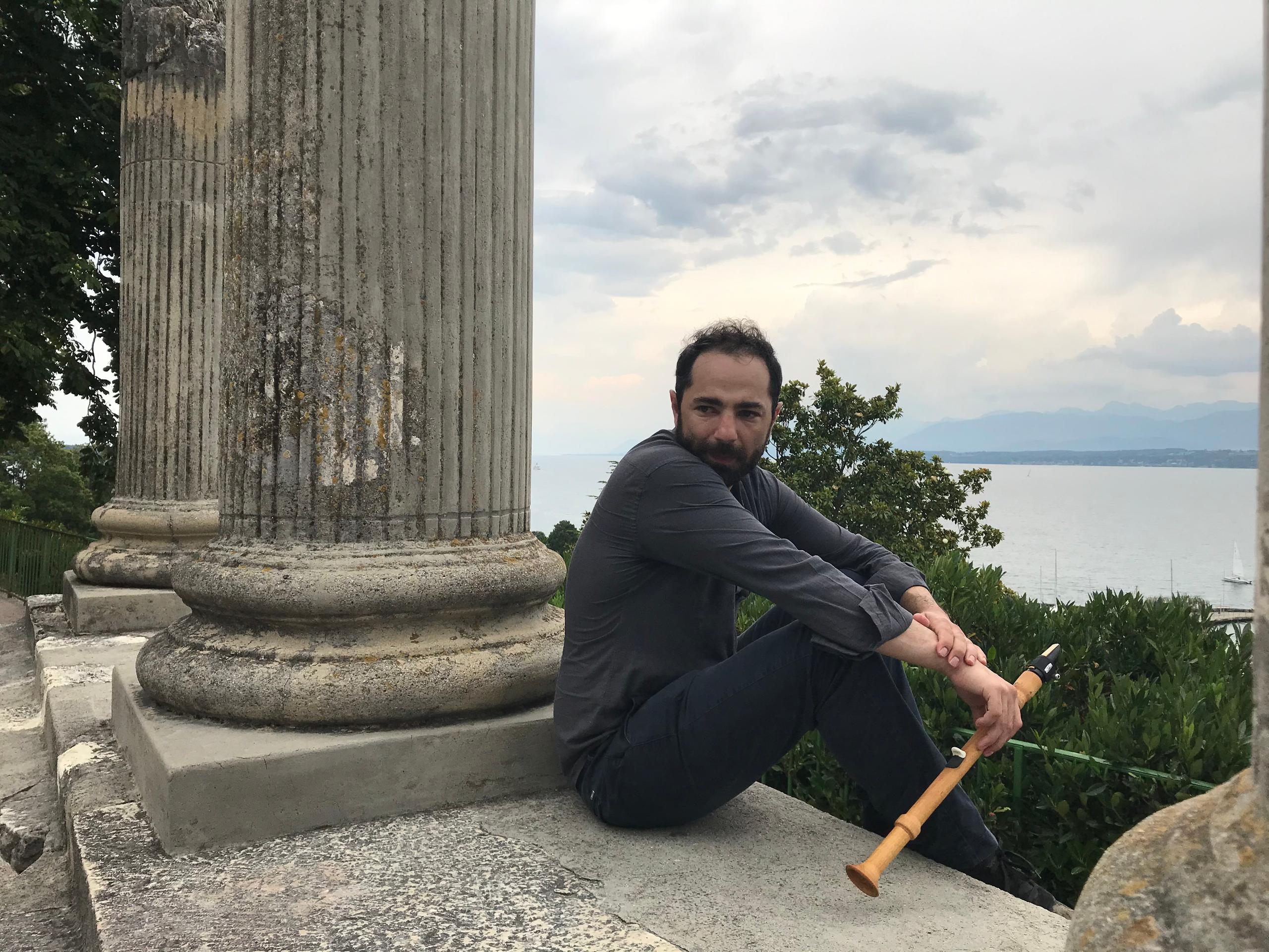 باسل يجلس بين الأعمدة الأثرية