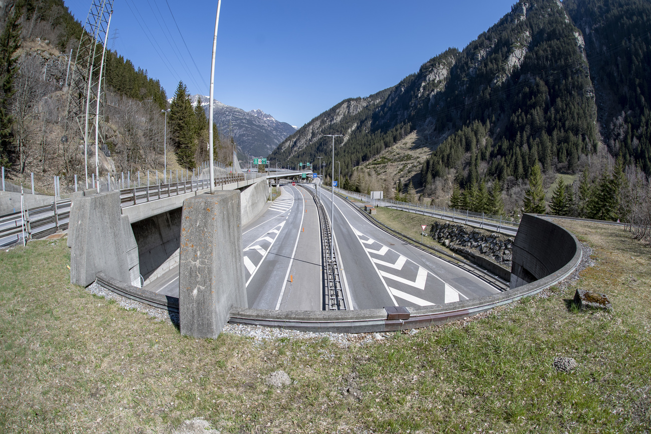 Autostrada in paesaggio montano vista dalla cima di un portale in cemento armato