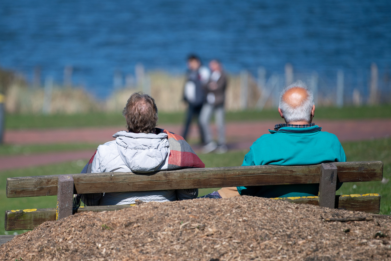 Un couple de seniors photographiés à Stuttgart, en Allemagne.