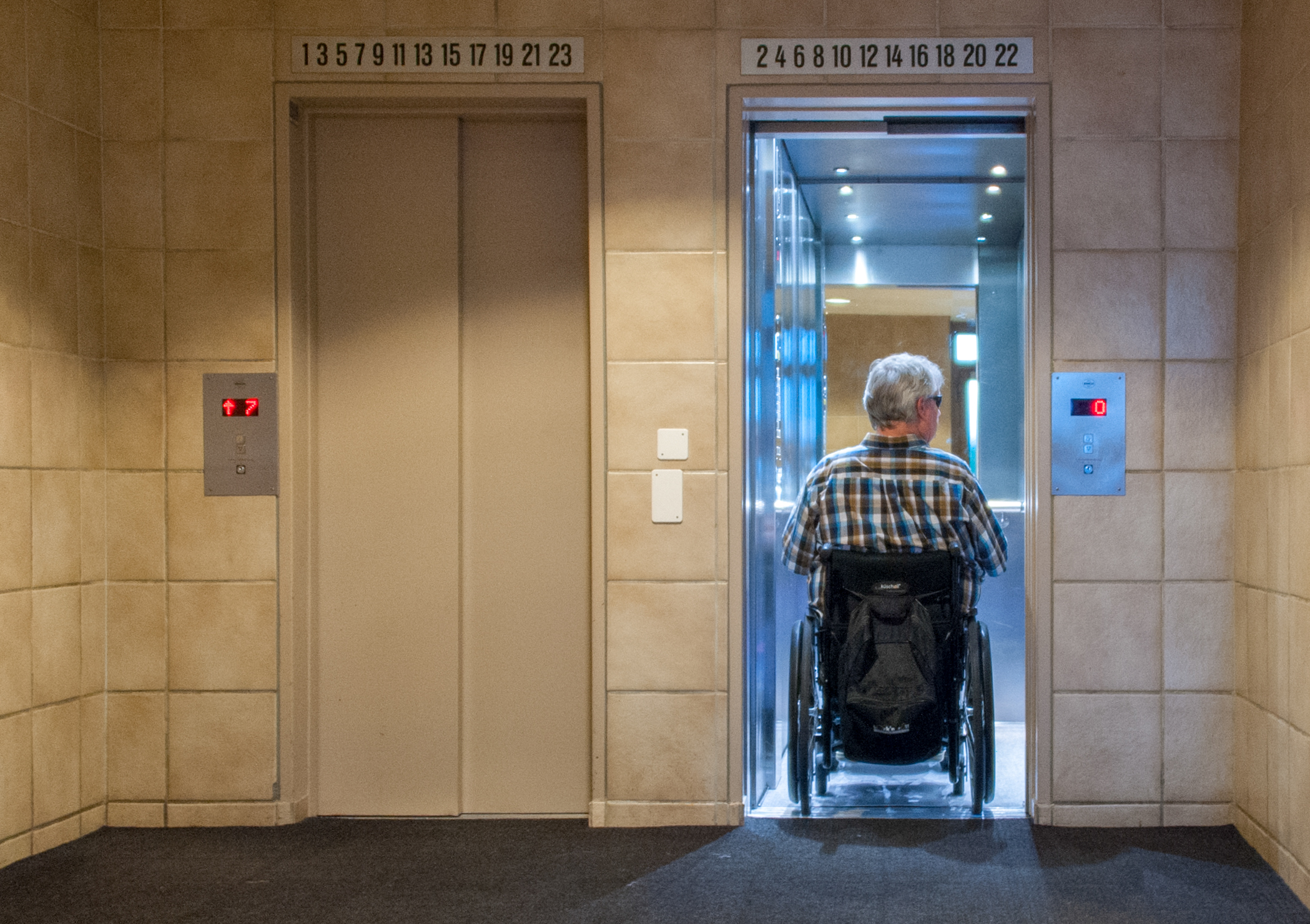 Urban Metry entra al elevador con su silla de ruedas