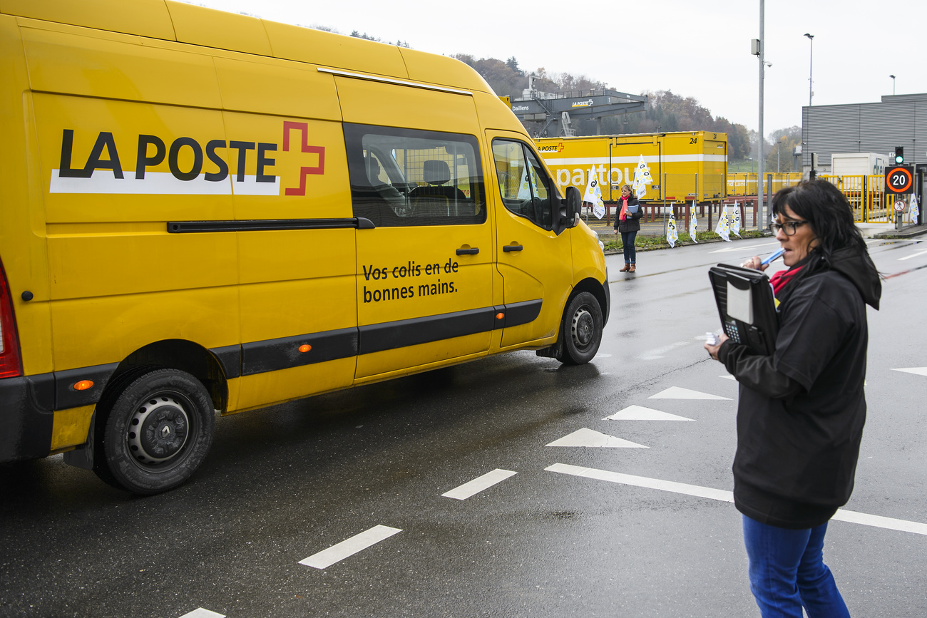 une camionnette jaune de la poste suisse